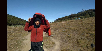 Kuntilanak Merah Ngintip di Balik Pohon