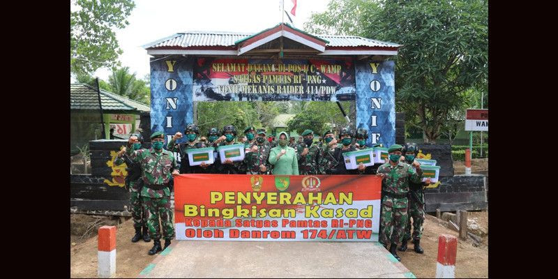 Serahkan Bingkisan Kasad, Danrem 174/ATW Kunjungi Perbatasan RI-PNG