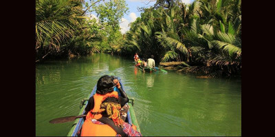Menikmati Suasana Alami Sungai Cigenter
