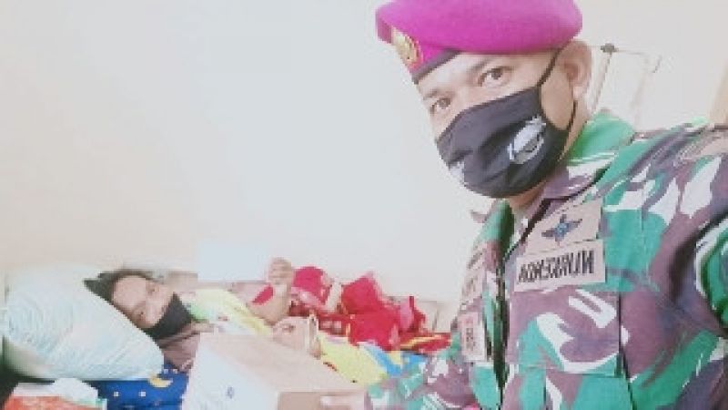 Bentuk Kepedulian Marinir, Jenguk Wartawan Senior Yang Sakit