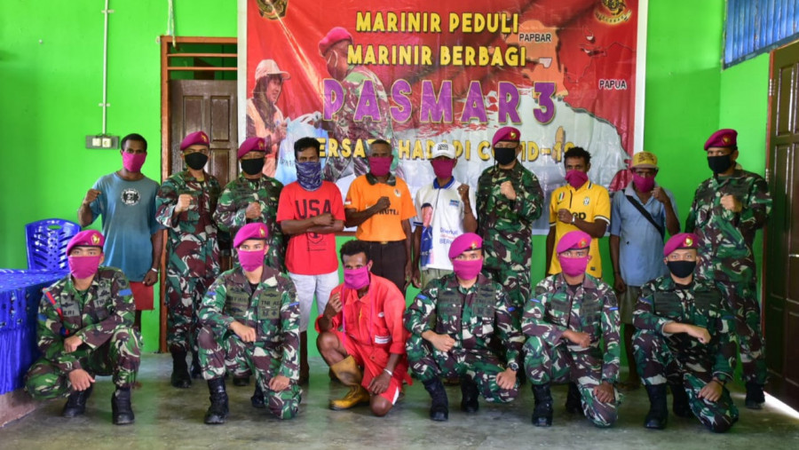Pasmar 3 Bagikan Sembako Kepada Masyarakat Katapop Pantai