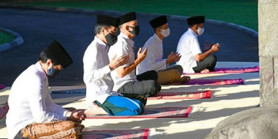 Jokowi, Ibu Negara dan Kaesang Salat Id Bareng Paspampres
