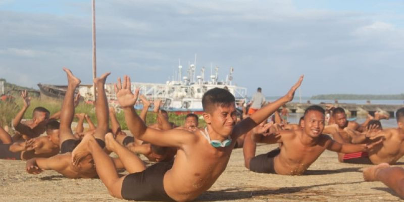 Prajurit Marinir Latihan Renang Laut