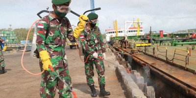 Penyemprotan Disinfentan dan Pembagian Masker di Pelabuhan
