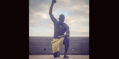 Pose Black Power Mario Balotelli Dukungan untuk Floyd