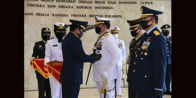 Panglima TNI Sematkan Tanda Kehormatan Bintang Dharma Kepada Kasal dan Kasau