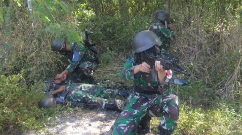 Prajurit Yonkes 2 Marinir Evakuasi Korban Tempur 