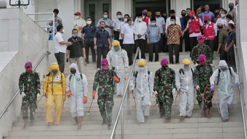 Marinir Semprotkan Cairan Disinfektan di Mesjid Agung Al-azhar 