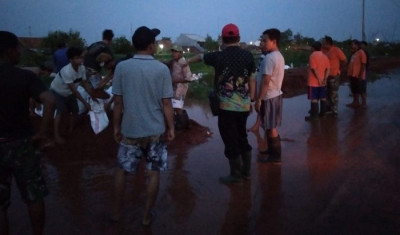 Pengungsi Banjir Rob di Pekalongan Terapkan Protokol Kesehatan