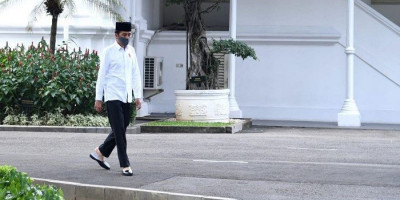 Pertama Kali Sejak Pandemi, Jokowi Salat Jumat di Masjid Istana