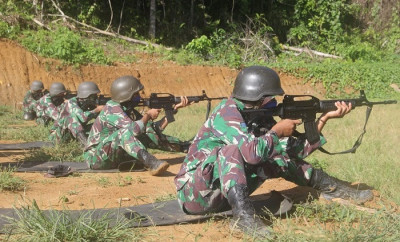 Latihan Menembak Prajurit Resimen Artileri 3 Marinir