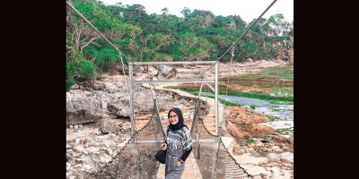 Indahnya Pantai Karang Bokor dengan Jembatan Gantung Pinggir Laut