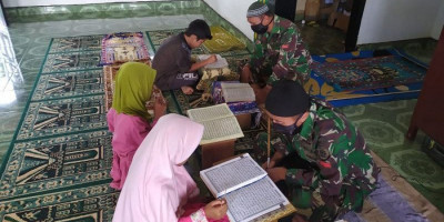 Anak-anak Perbatasan Belajar Mengaji dengan Pak Tentara