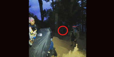 Momen Mesra Makhluk Gaib Bergandengan Tangan di Gunung Prau 