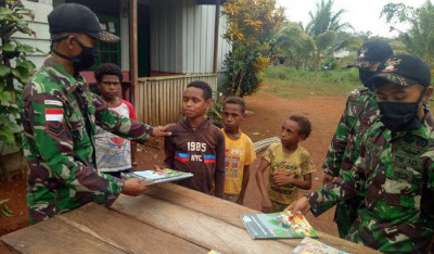 Kasih Sayang Pak Tentara untuk Anak-anak Perbatasan yang Belajar dari Rumah 