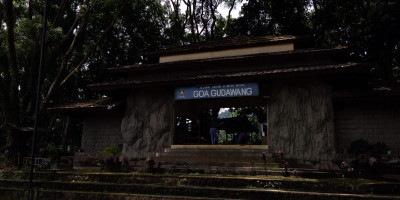 Sensasi Menyusuri Gua Gudawang yang Sempit dan Gelap