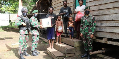 Patroli Keamanan Sembari Bagi Sembako