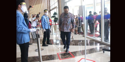Jelang Pembukaan Mal, Anies Pantau Protokol Covid-19 di Emporium Pluit