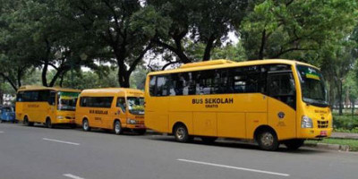 Bus Sekolah Siap Angkut Penumpang KRL yang Terlantar