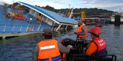 Bakamla RI Evakuasi 60 Penumpang Kapal yang Tenggelam di Bali