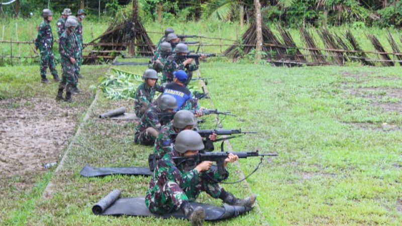 Yonmarhanlan IX Ambon Latihan Menembak