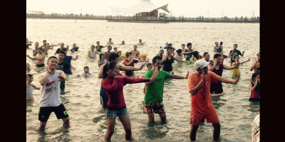 Berkat Hotman Paris, Lansia Tetap Bisa Berolah Raga di Ancol 