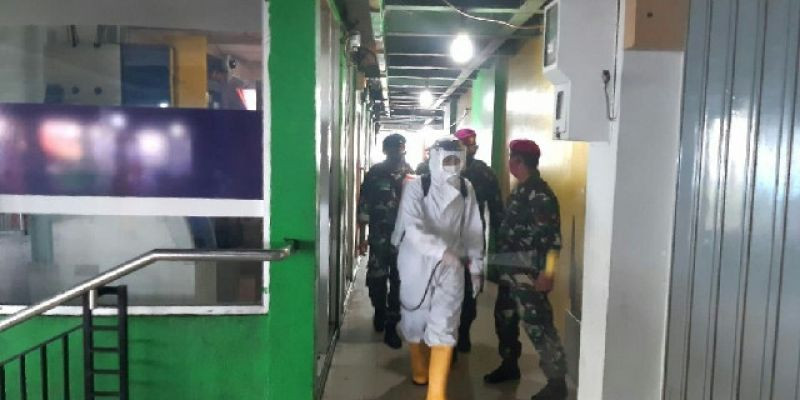 Marinir Semprotkan Disinfektan Massal Di Kota Makassar