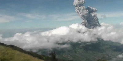 Gunung Merapi Meletus Dua Kali, Angin ke Arah Barat dengan Status Waspada