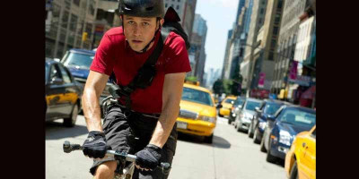 Sinopsis Premium Rush, Kurir Sepeda Versus Polisi Korup 
