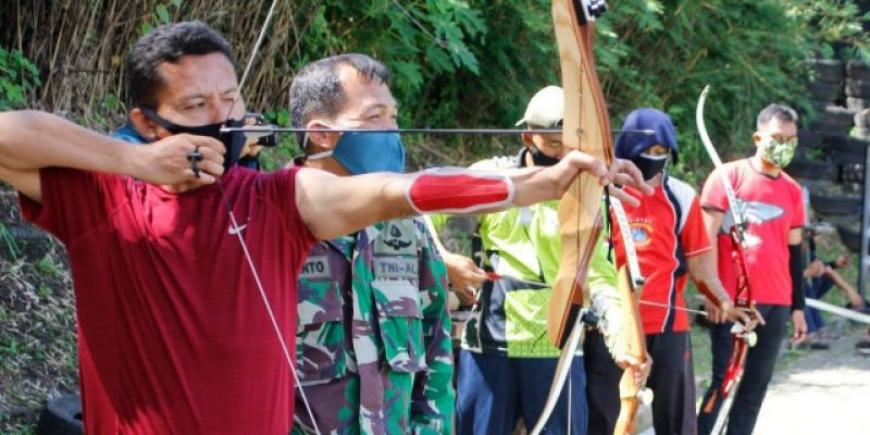 Prajurit dan Jalasenastri Yonif 3 Marinir Latihan Panahan