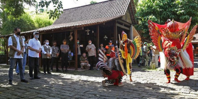 Tari Pitik-Pitikan dan Barong Kemiren Sambut Panglima Perang Covid-19 di Banyuwangi