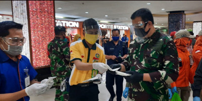 Pangkogabwilhan II Bagikan Masker Bantuan Presiden Bersama Forkopimda Jatim