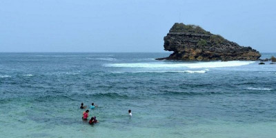 Pantai Watu Karung, Destinasi Wisata dengan Ombak Kelas Dunia