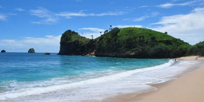 Pesona Pantai Ngledakan Ciut, Mutiara Hitam di Kota Apel