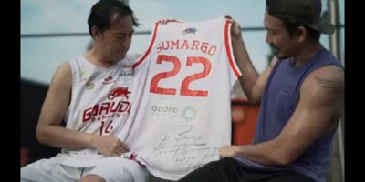 Cerita Momen Final IBL 2008, Pandji Dapat Hadiah Jersey dari Denny Sumargo