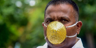 Heboh, Pengusaha Kenakan Masker Emas Senilai Rp 58 juta