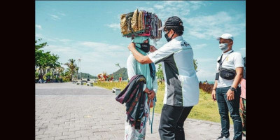 ITDC Salurkan Masker untuk Pedagang Asongan