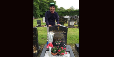 Penggemar Berat, Joshua Kunjungi Makam Pelatih Terbaik Liverpool