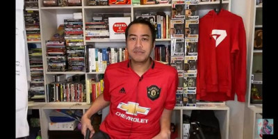 Pandji Pragiwaksono Ungkap Alasan Tonton Kembali Manchester United 