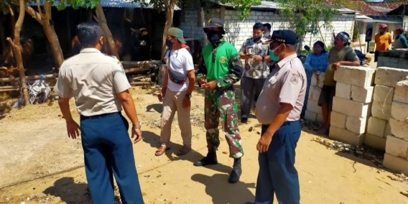 Evakuasi Warga Korban Gelombang Tinggi Di Pantai Utara Tuban 