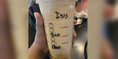 Beli Kopi di Starbucks, Gelas Perempuan Berjilbab Ditulis Kalimat 