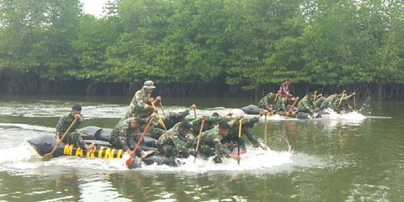 Prajurit Yonif 8 Marinir Latihan Dayung Perahu Karet