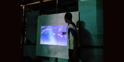 Pakai Genset, Satgas TMMD Kodim 1709 Gelar Nonton Bareng Anak-anak Kampung Natabui