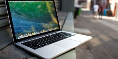 Pengguna Laptop Apple, Simak Peringatan Ini Jika Tak Ingin Layar Retak
