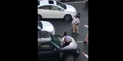 Suami Bawa Selingkuhan, Istri Mengamuk Hingga Naik ke Kap Mobil