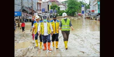 Jokowi Minta Menteri PUPR Segera Pulihkan Masamba