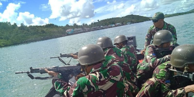 Prajurit Yonif 10 Mar/Sby Latihan Menembak Reaksi Di Atas Perahu Karet