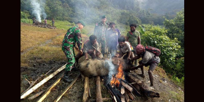 Bakar Batu Bersama Warga Kampung Aroanop
