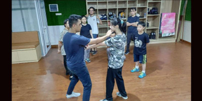Jaga Jarak, Komunitas Dennis Lee Ving Tsun Kurangi Teknik Chi Sao