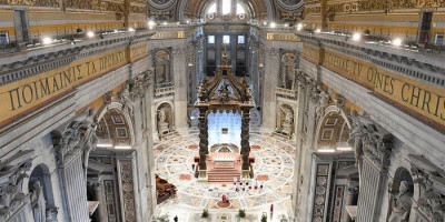 Menengok Lebih Dekat Kemegahan Altar Utama Gereja Vatikan